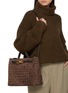 模特儿示范图 - 点击放大 - BOTTEGA VENETA - 中号 ANDIAMO 绒面皮单肩包