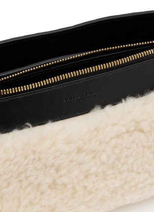 细节 - 点击放大 - BOTTEGA VENETA - Andiamo Shearling Intrecciato Leather Double Pouch