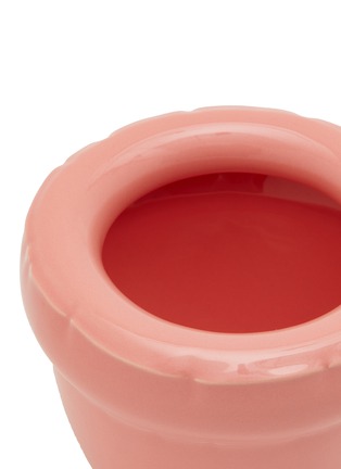 细节 –点击放大 - HOME STUDYO - Louis Ceramic Planter — Flamingo Gloss