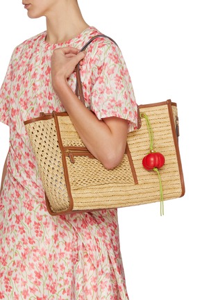 模特儿示范图 - 点击放大 - LOEWE - Tomato Leather Bag Charm
