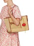 模特儿示范图 - 点击放大 - LOEWE - Tomato Leather Bag Charm