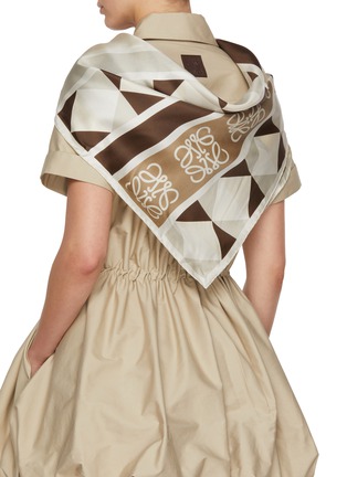 模特儿示范图 - 点击放大 - LOEWE - Geometric Compass Anagram Silk Scarf