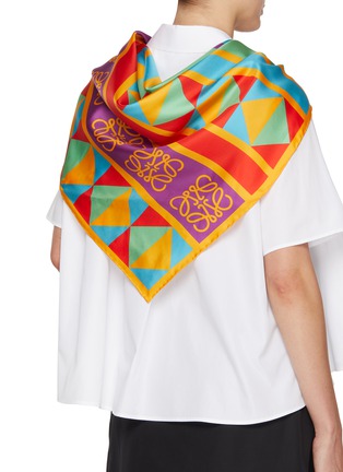 模特儿示范图 - 点击放大 - LOEWE - Geometric Compass Anagram Silk Scarf