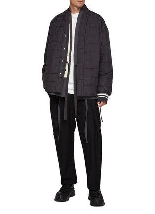 模特儿示范图 - 点击放大 - MORDECAI - Pleated Stripe Side Wool Sartorial Trousers
