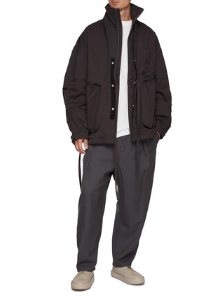模特儿示范图 - 点击放大 - MORDECAI - Pleated Stripe Side Wool Trousers