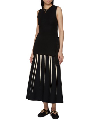 模特儿示范图 - 点击放大 - PEPA POMBO - Vesa Sleeveless Asymmetrical Fringe Knit Top