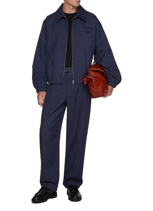 模特儿示范图 - 点击放大 - BOTTEGA VENETA - Triangle Pocket Pleated Straight Leg Wool Pants
