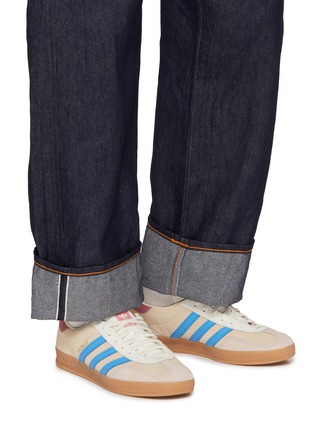 模特儿示范图 - 点击放大 - ADIDAS - 男款 GAZELLE INDOOR 绒面皮运动鞋