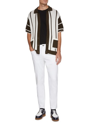 模特儿示范图 - 点击放大 - RAG & BONE - Fit 2 Authentic Stretch Medium Wash Jeans