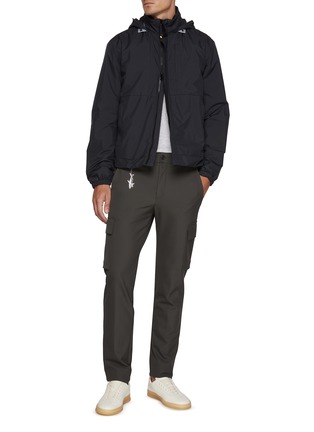模特儿示范图 - 点击放大 - PAUL & SHARK - Shark Keyring Dynamic Stretch Cargo Pants