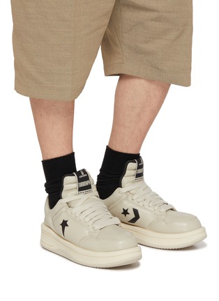 模特儿示范图 - 点击放大 - RICK OWENS DRKSHDW - X CONVERSE 男款 TURBOWPN 运动鞋
