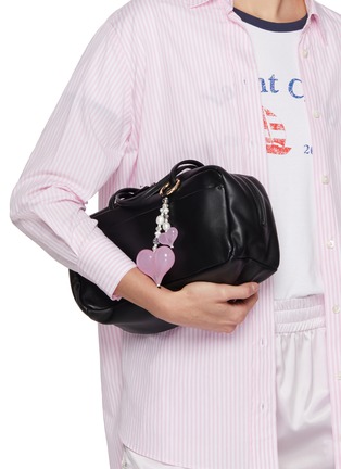 模特儿示范图 - 点击放大 - STRING TING - For The Love Of Pearls Bag Charm