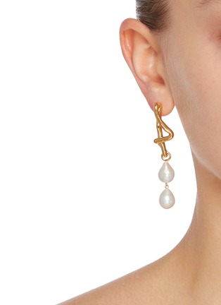 模特儿示范图 - 点击放大 - MISSOMA - 熔岩珍珠拧绳不对称耳环