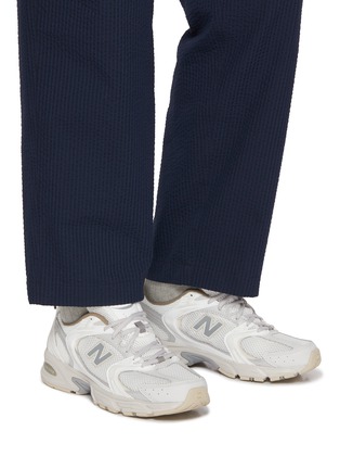 模特儿示范图 - 点击放大 - NEW BALANCE - 530 Low Top Men's Sneakers