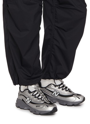 模特儿示范图 - 点击放大 - NEW BALANCE - M1000 Low Top Men's Sneakers