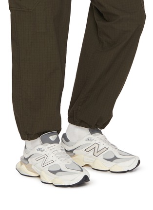 模特儿示范图 - 点击放大 - NEW BALANCE - 9060 Low Top Men's Sneakers