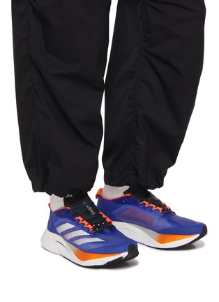 模特儿示范图 - 点击放大 - ADIDAS - Adizero Boston 12 Low Top Men's Sneakers