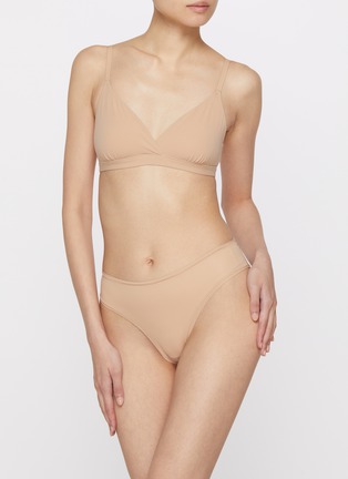 模特儿示范图 - 点击放大 - SKIMS - FITS EVERYBODY 半包臀三角内裤