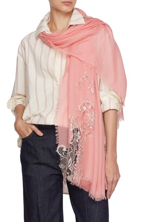 模特儿示范图 - 点击放大 - LANE’S - The New H Floral Embroidered Wool Shawl