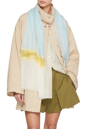 模特儿示范图 - 点击放大 - LANE’S - The New H Lace Panel Cashmere Shawl