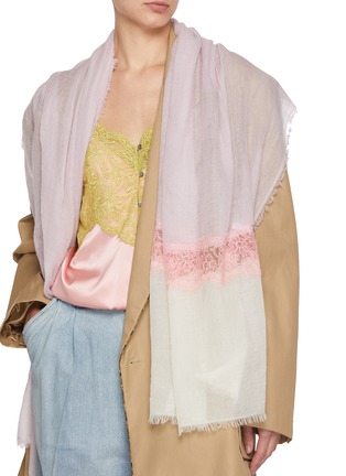 模特儿示范图 - 点击放大 - LANE’S - The New H Lace Panel Cashmere Shawl
