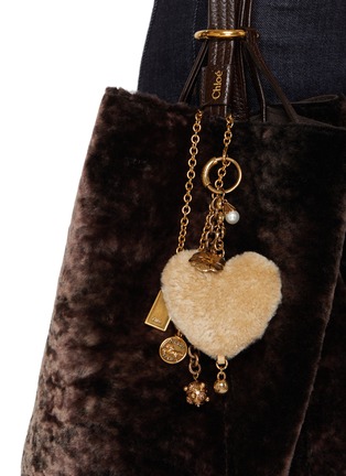 正面 -点击放大 - CHLOÉ - Symbols Heart Shearling Brass Bag Charm