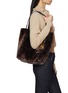 正面 -点击放大 - CHLOÉ - Medium Chloé Spin Shearling Tote Bag