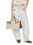 模特儿示范图 - 点击放大 - ALAÏA - Canvas Leather Hand Tote Bag