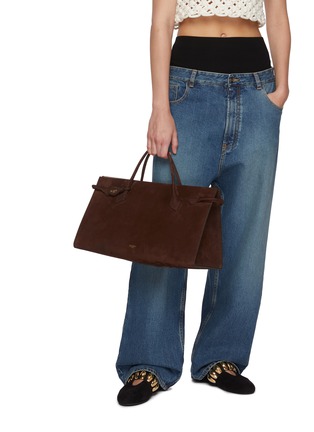 模特儿示范图 - 点击放大 - ALAÏA - Le Teckel Suede Tote Bag