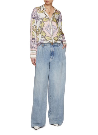 模特儿示范图 - 点击放大 - ALICE + OLIVIA - Lane Oversized Button Down Long Sleeve Shirt