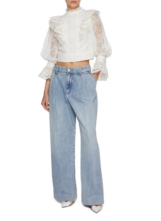 模特儿示范图 - 点击放大 - ALICE + OLIVIA - Delpha Embellished Ruffled Top