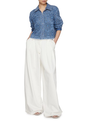 模特儿示范图 - 点击放大 - ALICE + OLIVIA - Finely Floral Cutout Denim Shirt
