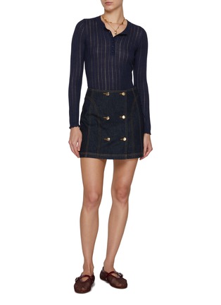 模特儿示范图 - 点击放大 - ULLA JOHNSON - The Clara Dark Wash Denim Skirt