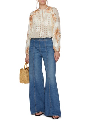 模特儿示范图 - 点击放大 - ULLA JOHNSON - The Bianca Wide Leg Medium Wash Jeans