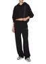 模特儿示范图 - 点击放大 - ALO YOGA - Muse Hoodie