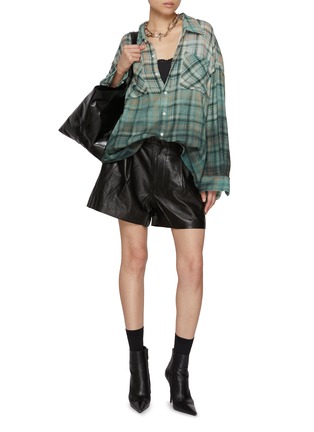 模特儿示范图 - 点击放大 - R13 - Wide Leg Leather Shorts