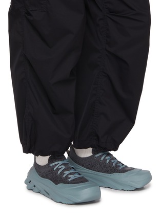 模特儿示范图 - 点击放大 - CROCS - Echo Surge Unisex Sneakers