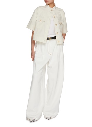 模特儿示范图 - 点击放大 - MO&CO. - Cargo Cropped Cotton Blend Shirt Jacket