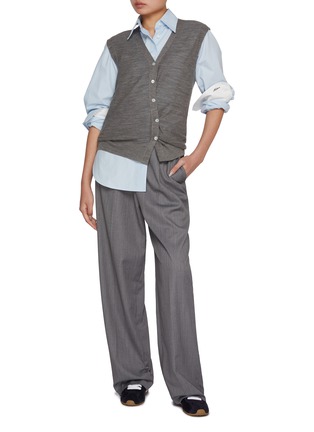 模特儿示范图 - 点击放大 - MO&CO. - V-neck Knitted Wool Cardigan
