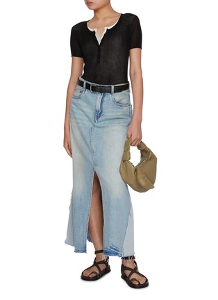 模特儿示范图 - 点击放大 - MO&CO. - Paneled Denim Maxi Skirt