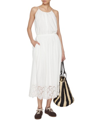 模特儿示范图 - 点击放大 - MO&CO. - Eyelet Cotton Shift Dress