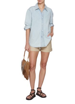 模特儿示范图 - 点击放大 - MO&CO. - Embroidered Light Wash Denim Shirt