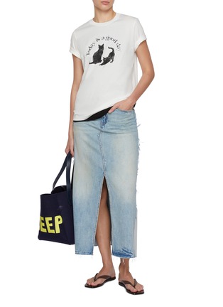 模特儿示范图 - 点击放大 - MO&CO. - Cat Graphic Cotton T-shirt