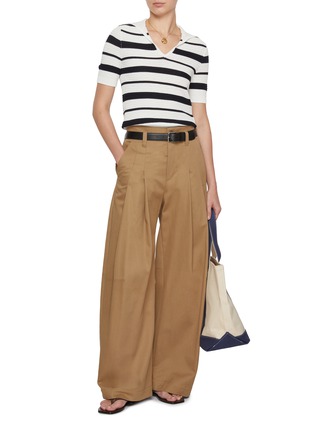 模特儿示范图 - 点击放大 - MO&CO. - Open Collar Stripe Knit Top