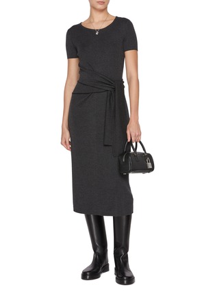 模特儿示范图 - 点击放大 - MO&CO. - Crewneck Waist Tie Shift Dress
