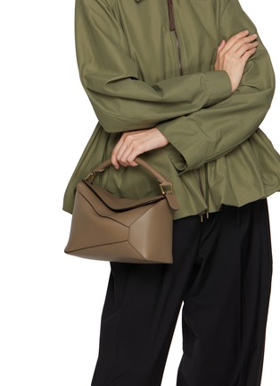 模特儿示范图 - 点击放大 - LOEWE - Medium Puzzle Edge Grained Leather Bag