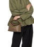 模特儿示范图 - 点击放大 - LOEWE - Medium Puzzle Edge Grained Leather Bag
