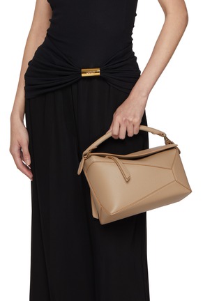 模特儿示范图 - 点击放大 - LOEWE - Small Puzzle Edge Soft Grained Leather Bag