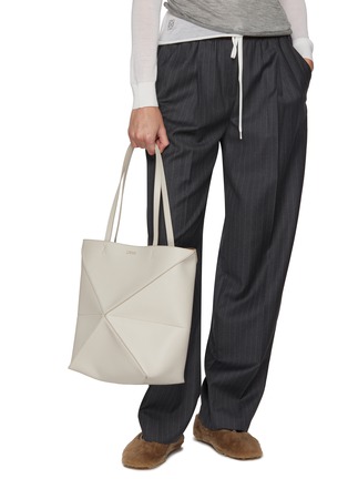 模特儿示范图 - 点击放大 - LOEWE - Medium Puzzle Fold Leather Tote Bag