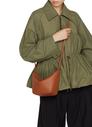 模特儿示范图 - 点击放大 - LOEWE - Mini Hammock Leather Hobo Bag